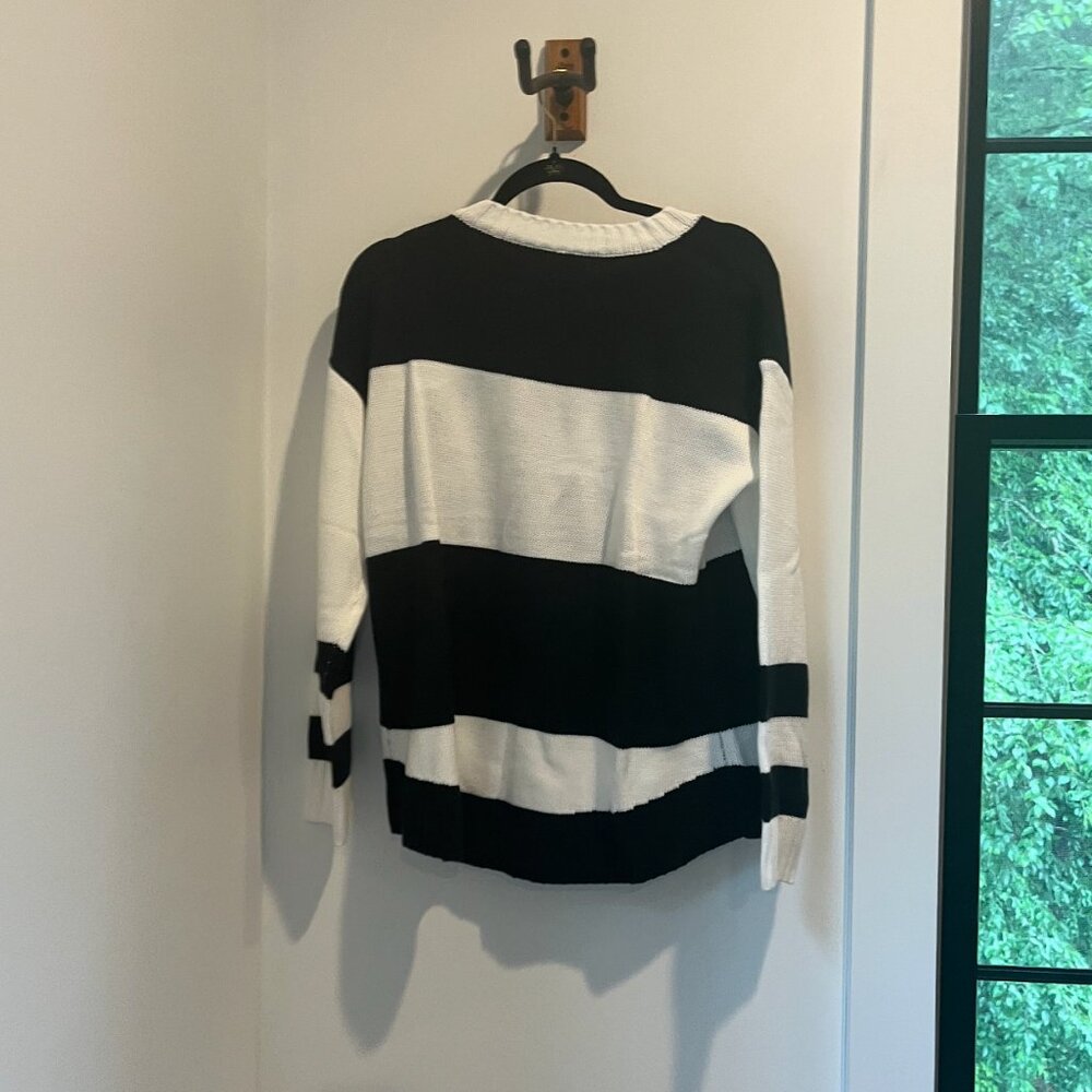 Ski In Sweater - Picture 2 of 2